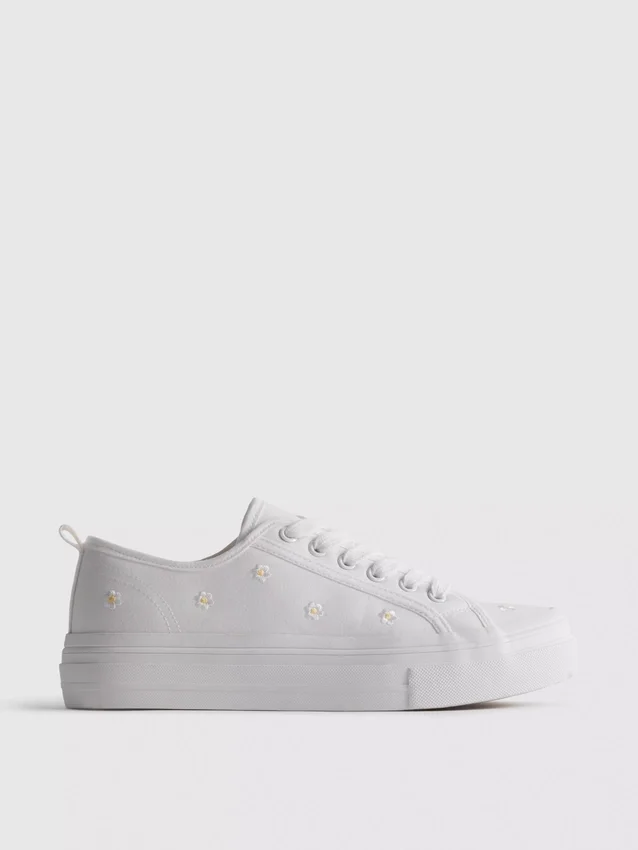Παπούτσια Sneakers με κεντημένη μαργαρίτα