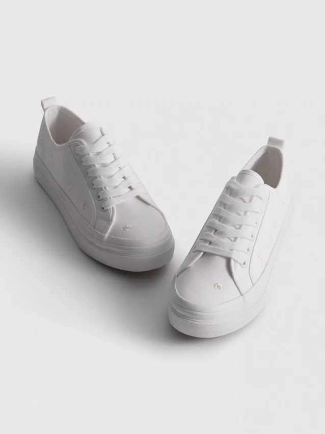 Παπούτσια Sneakers με κεντημένη μαργαρίτα