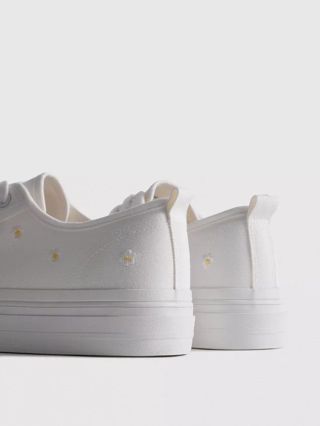 Παπούτσια Sneakers με κεντημένη μαργαρίτα