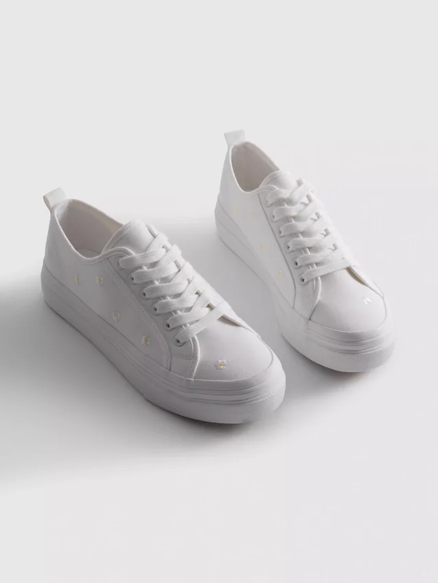 Παπούτσια Sneakers με κεντημένη μαργαρίτα
