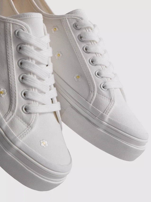 Παπούτσια Sneakers με κεντημένη μαργαρίτα