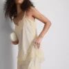 Paula Echevarría: Κορμάκι με σατέν και δαντελένια τελειώματα