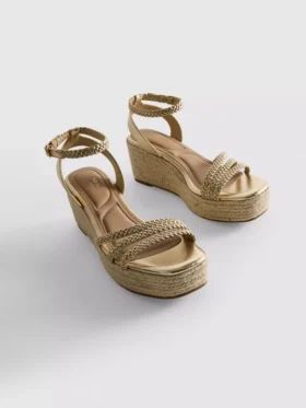 Πλεκτά σανδάλια με σφηνωτή σόλα