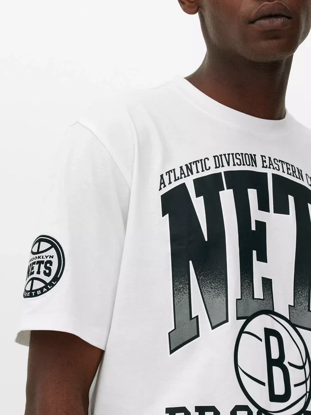 Πουκάμισα με γραφικό σχέδιο των Brooklyn Nets της NBA