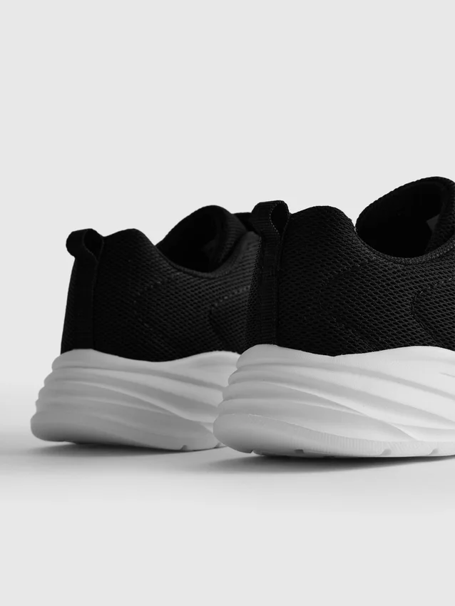 Sneakers με χαμηλό σώμα από πλέγμα