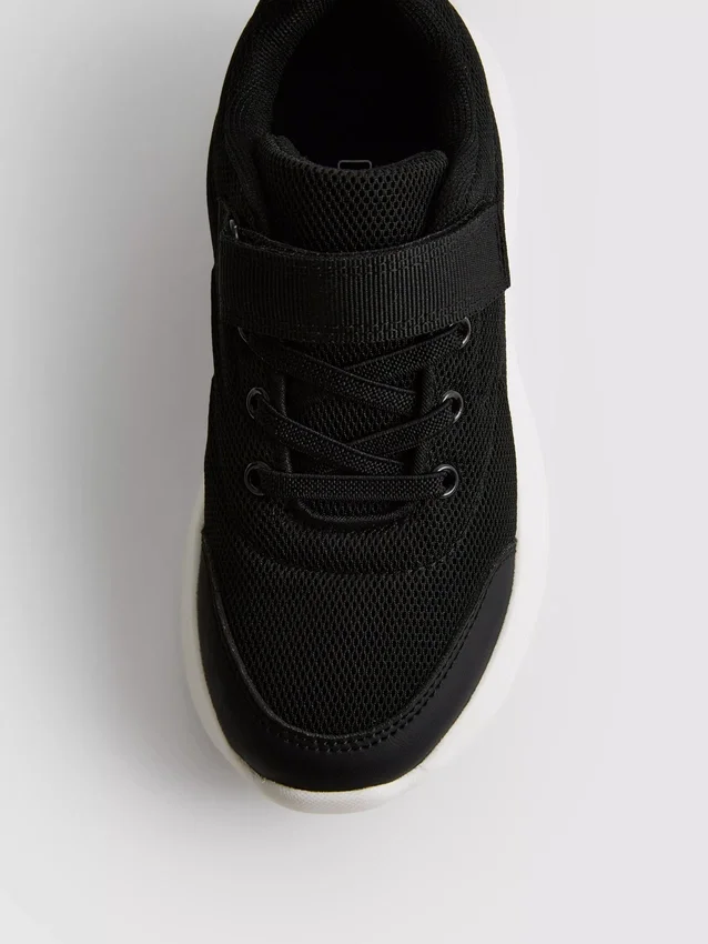 Sneakers με χαμηλό σώμα από πλέγμα
