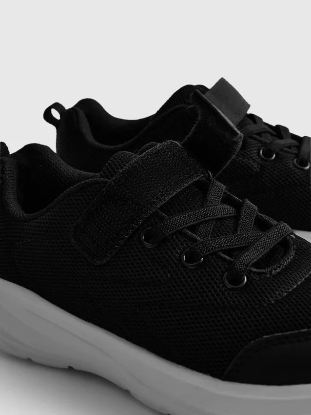 Sneakers με χαμηλό σώμα από πλέγμα