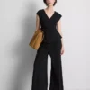 Στενή μπλούζα με V-neck και μεταλλικά στοιχεία