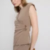 Στενή μπλούζα με V-neck και μεταλλικά στοιχεία