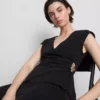 Στενή μπλούζα με V-neck και μεταλλικά στοιχεία