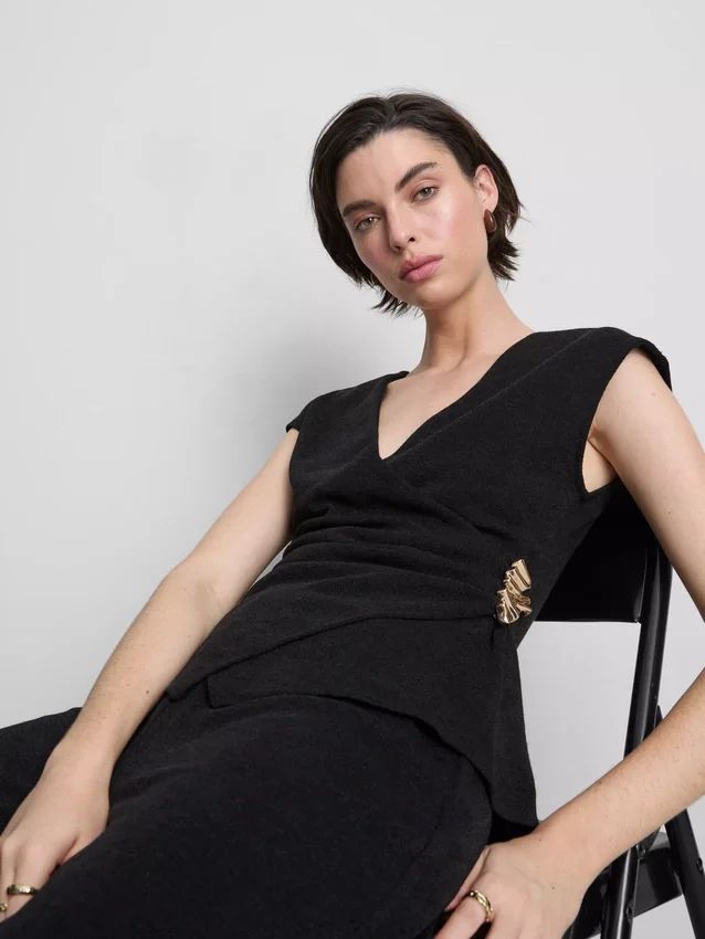 Στενή μπλούζα με V-neck και μεταλλικά στοιχεία