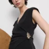 Στενή μπλούζα με V-neck και μεταλλικά στοιχεία