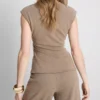 Στενή μπλούζα με V-neck και μεταλλικά στοιχεία