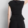 Στενή μπλούζα με V-neck και μεταλλικά στοιχεία