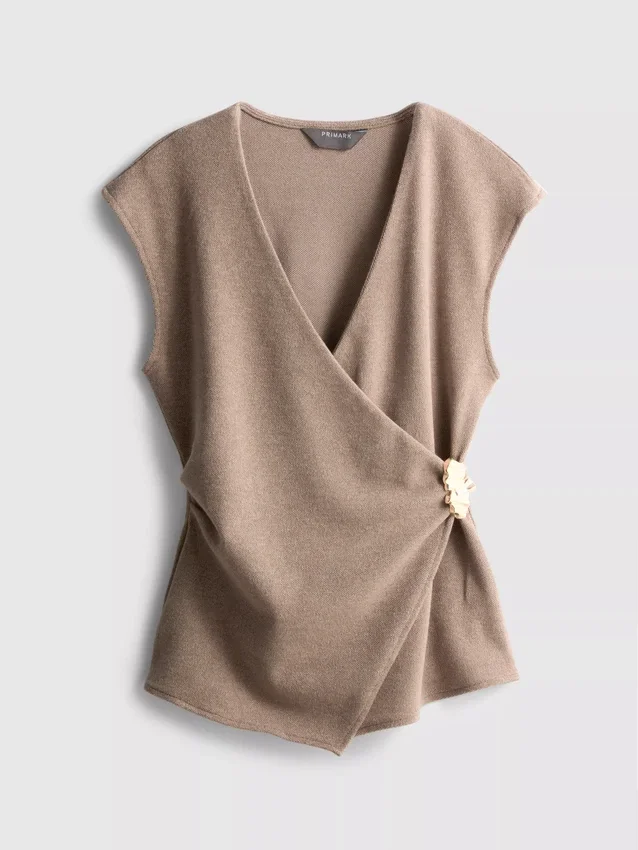 Στενή μπλούζα με V-neck και μεταλλικά στοιχεία
