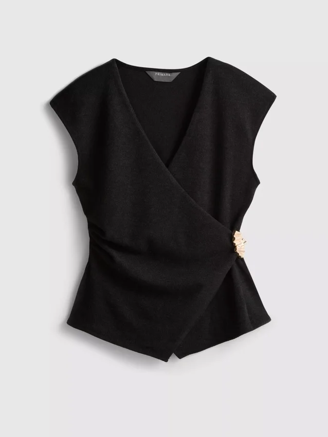 Στενή μπλούζα με V-neck και μεταλλικά στοιχεία