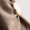 Στενή μπλούζα με V-neck και μεταλλικά στοιχεία