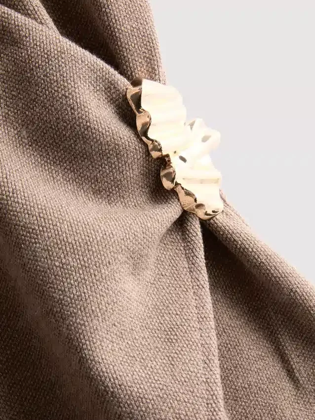 Στενή μπλούζα με V-neck και μεταλλικά στοιχεία
