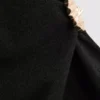 Στενή μπλούζα με V-neck και μεταλλικά στοιχεία