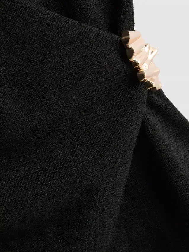 Στενή μπλούζα με V-neck και μεταλλικά στοιχεία