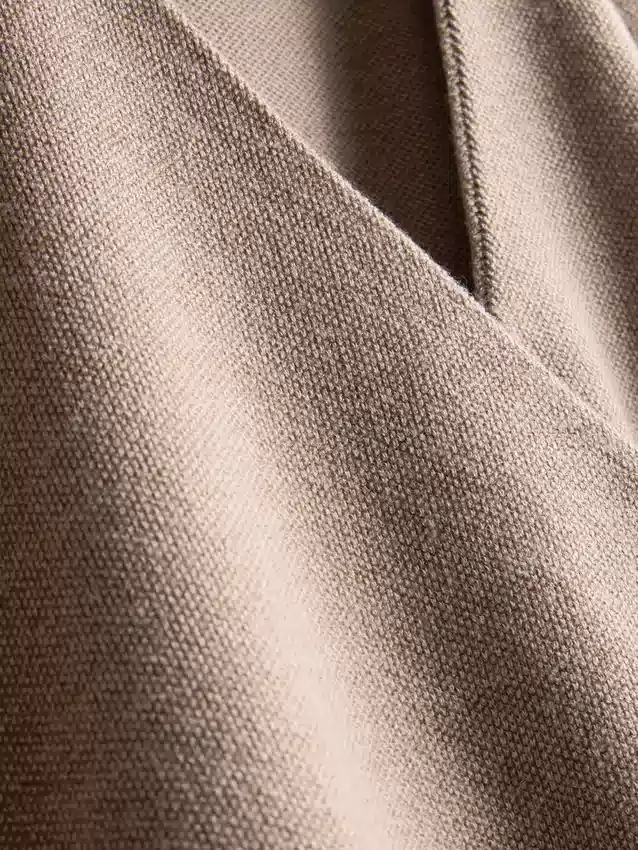 Στενή μπλούζα με V-neck και μεταλλικά στοιχεία