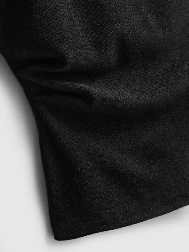 Στενή μπλούζα με V-neck και μεταλλικά στοιχεία
