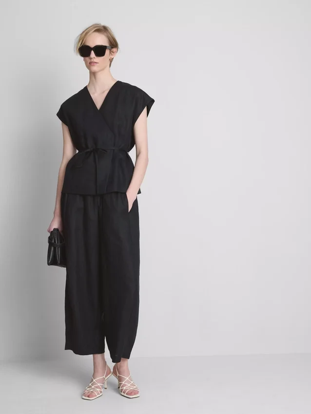 The Edit λινό μπλουζάκι με V-neck και περιτύλιξη