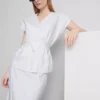 The Edit λινό μπλουζάκι με V-neck και περιτύλιξη
