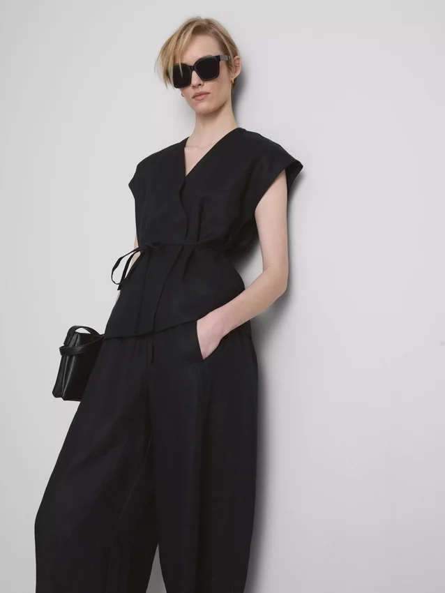The Edit λινό μπλουζάκι με V-neck και περιτύλιξη