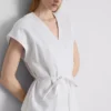 The Edit λινό μπλουζάκι με V-neck και περιτύλιξη