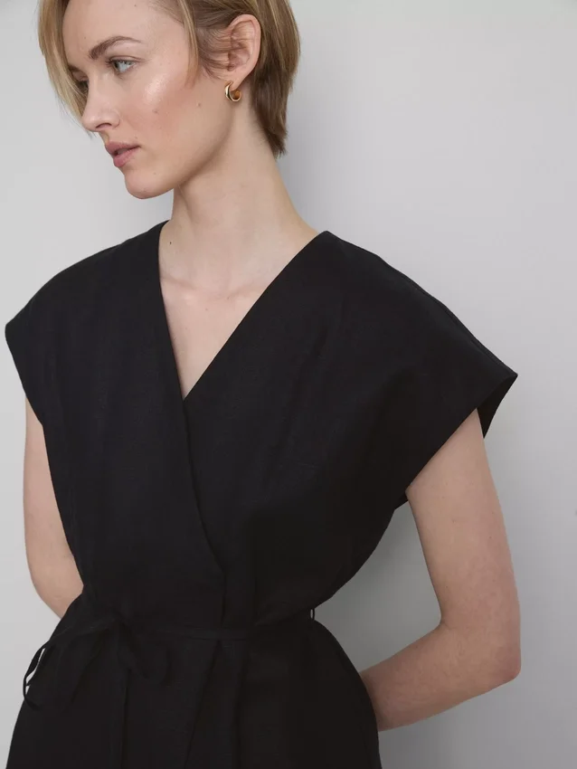 The Edit λινό μπλουζάκι με V-neck και περιτύλιξη
