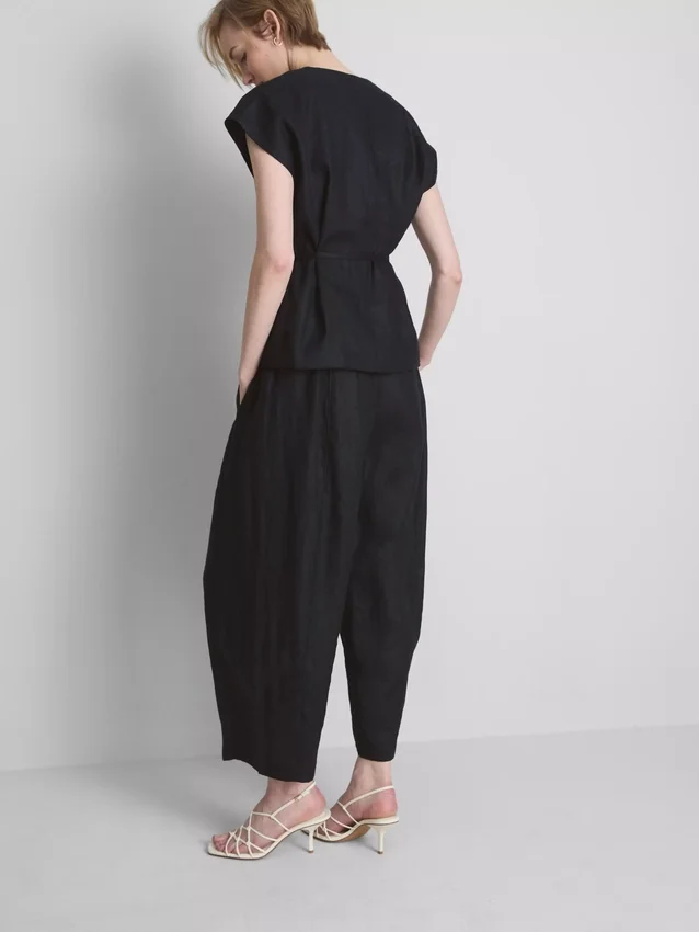 The Edit λινό μπλουζάκι με V-neck και περιτύλιξη