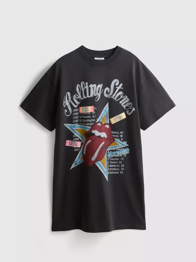 Το φορέμα-μπλουζάκι με το γραφικό των Rolling Stones