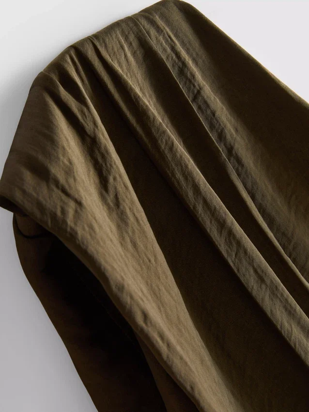 Το μπλουζάκι «The Edit Draped Hardware»