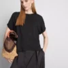 Το μπλουζάκι «The Edit» με λεπτομέρειες στις ραφές