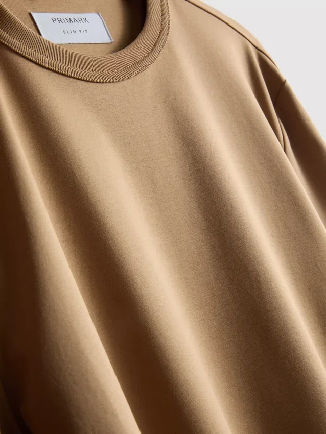 Το T-shirt «The Edit» με στενή εφαρμογή και μερσεριζέ ύφασμα
