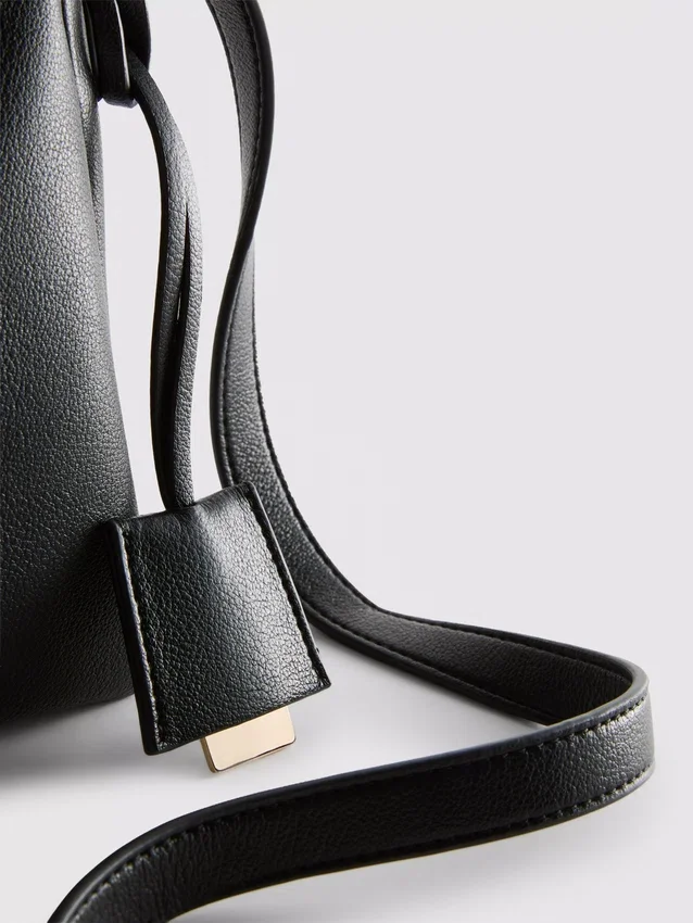 Τσάντα crossbody με διπλό ενισχυτικό τμήμα