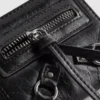 Τσάντα με φερμουάρ σε στυλ «distressed»