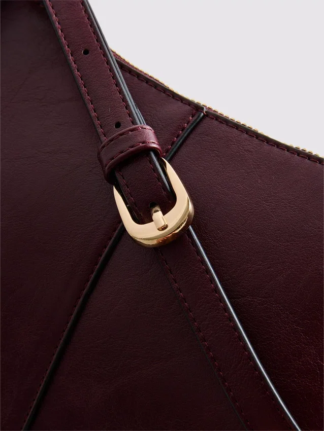 Τσάντα ώμου Paula Echevarría από συνθετικό δέρμα με καρφιά