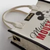 Τσάντα tote από συνθετικό δέρμα της Disney με τον Μίκυ και τους φίλους του