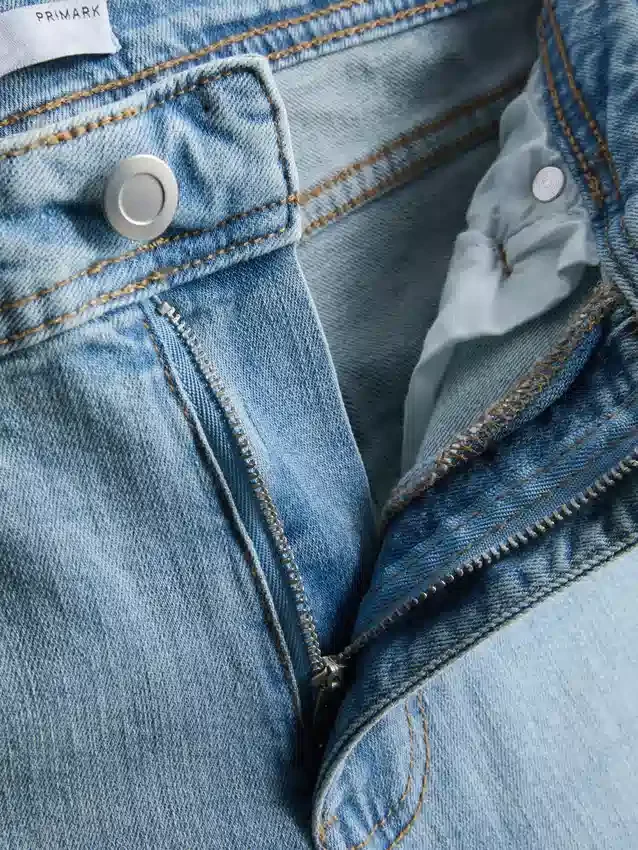 Τζιν από βαμβακερό ντένιμ με φαρδιά πόδια και μεσαίο ύψος μέσης