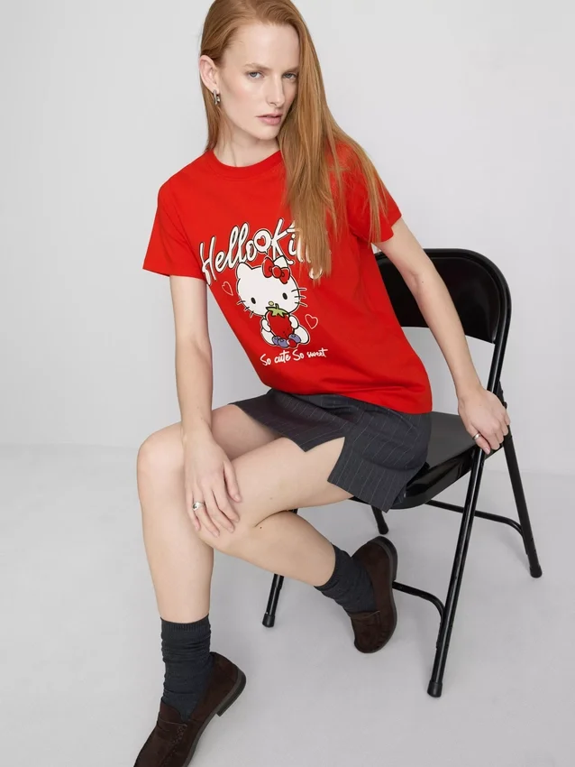 Βαμβακερό φανελάκι Hello Kitty με χαλαρή εφαρμογή και μοτίβο φράουλας