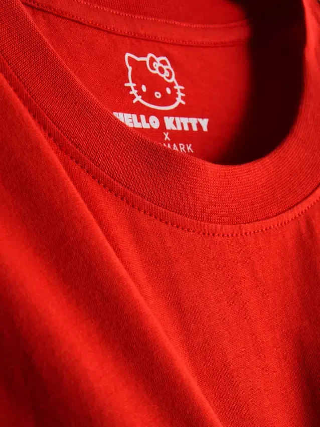 Βαμβακερό φανελάκι Hello Kitty με χαλαρή εφαρμογή και μοτίβο φράουλας
