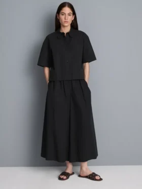 Υπέροχο βαμβακερό σορτς με κοντά μανίκια και φαρδιά γραμμή