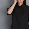 Υπέροχο βαμβακερό σορτς με κοντά μανίκια και φαρδιά γραμμή